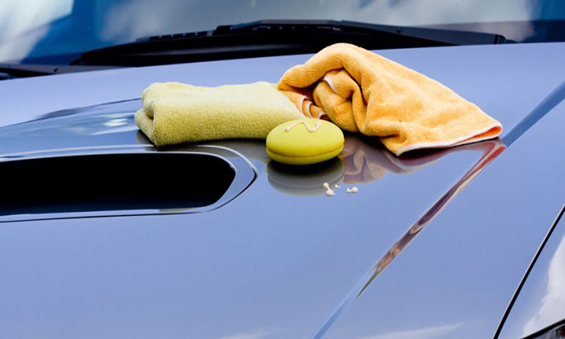محلول آب و ماده شوینده برای پاک کردن رنگ از روی ماشین